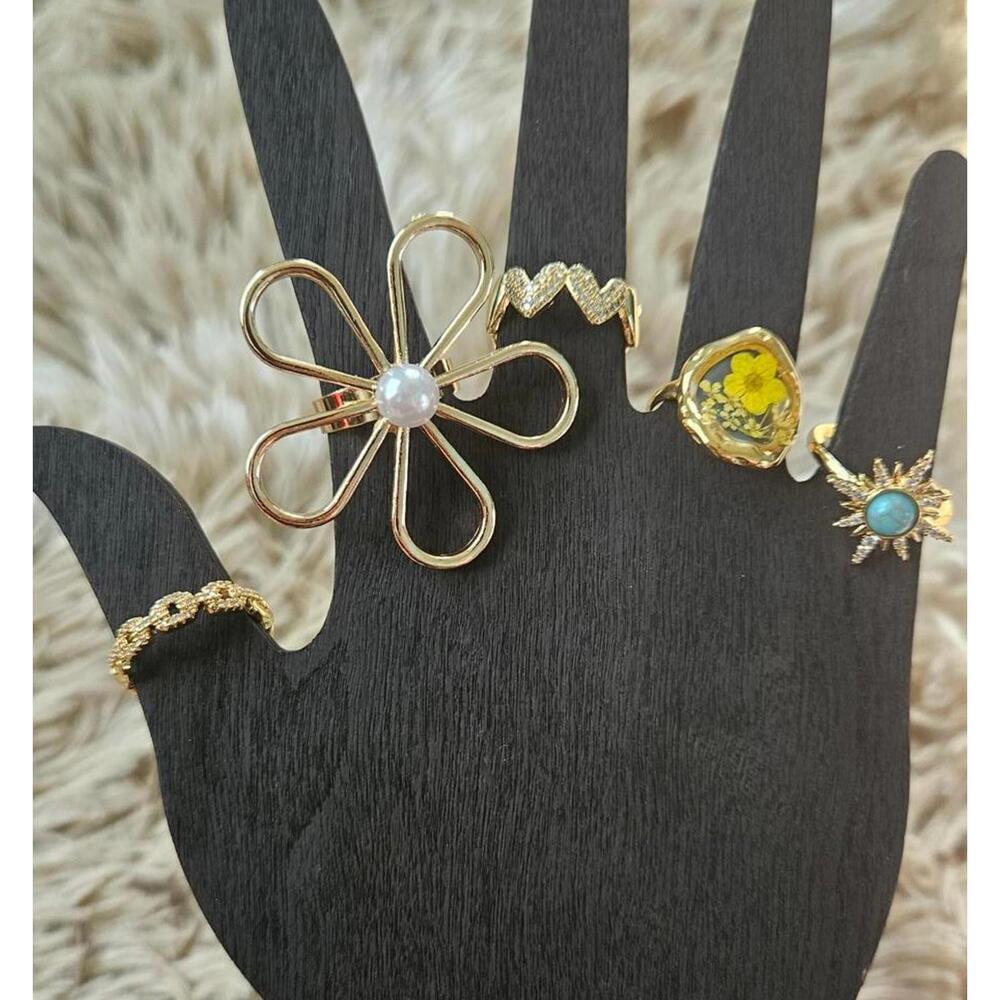 Set of 5 Gold Tone Decorative Women's Rings with Floral and‎ Geometric Designs
